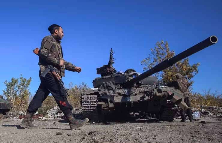 Một xe bọc thép được nhìn thấy ở khu vực chiến trường miền đông Ukraine.