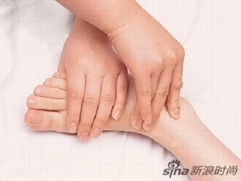 Đặt nghiêng và xoa bóp phần cạnh ngoài bàn chân sẽ tránh được tình trạng chóng mặt