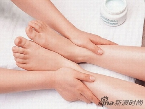 Siết chặt tay hơn khi massage vùng cổ chân và trên cổ chân