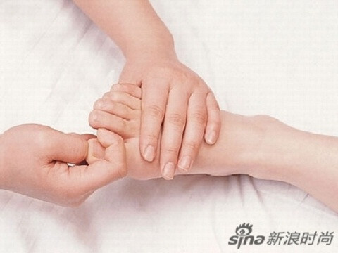 Dùng đoạn mấu ngón trỏ ấn và day trên các đầu ngón chân để tăng hiệu quả giãn cơ và tuần hòan máu