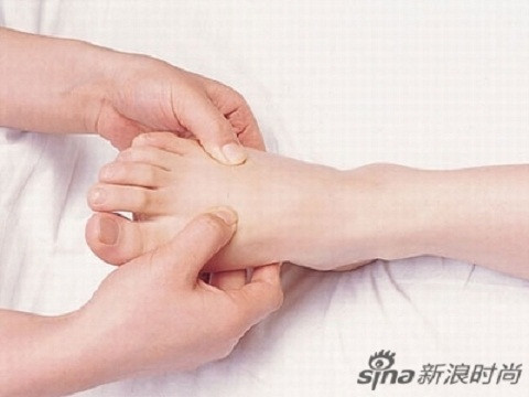 Bàn tay nhẹ nhàng bóp hai cạnh chân phía trên, cũng giúp cải thiện hệ thống miễn dịch của cơ thể