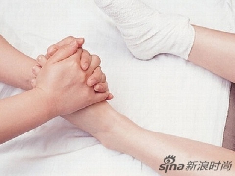 Xoa tay trong mu bàn chân và xuống toàn bộ chân giúp lưu thông máu