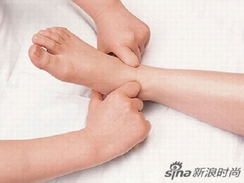 Sử dụng lực ngón tay cái bấm mạnh vào phần gót chân và phần dưới cổ chân có thể làm giảm đau đầu, chóng mặt và các triệu chứng khác