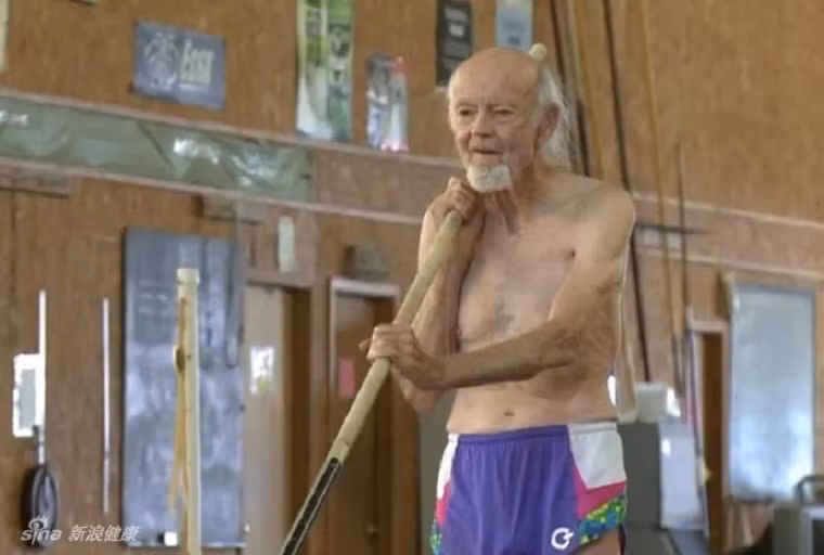 Cụ William Bell 90 tuổi đã phá kỉ lục nhảy cao ở độ tuổi của mình với thành quả là vuợt qua mức xà trên 2 mét 18. Đó là một tầm cao mới.