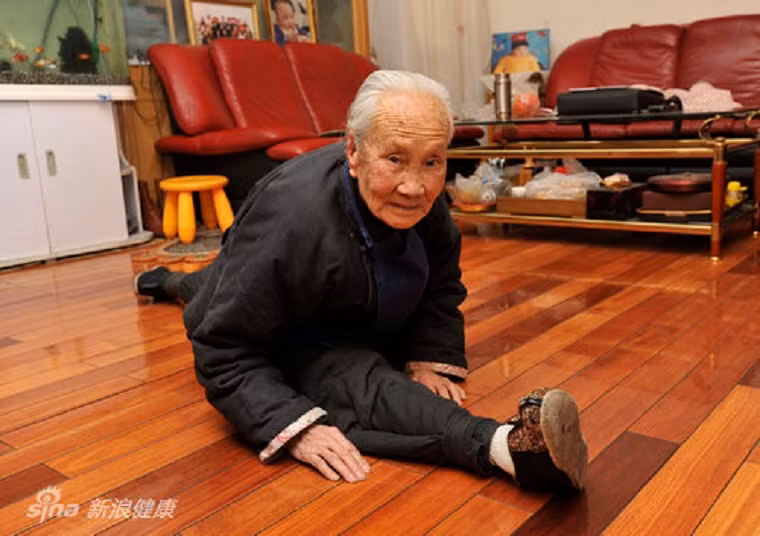 Cụ Guo Zhi đã 93 tuổi vẫn có thể xoạc hai chân trên một đường thẳng như thế này nhờ chăm tập thế dục và ăn ngũ cốc.