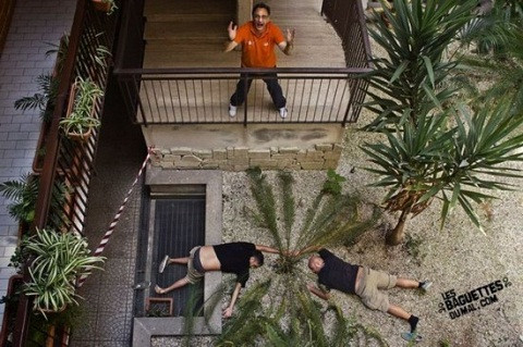 Với mong muốn truyền tải thông điệp "Hãy trân trọng những gì mình đang có", 3 chàng thanh niên người Ý đã sáng tạo nên bộ ảnh về chủ đề "cái chết" mang tên "Những cái chết không thể chấp nhận được".