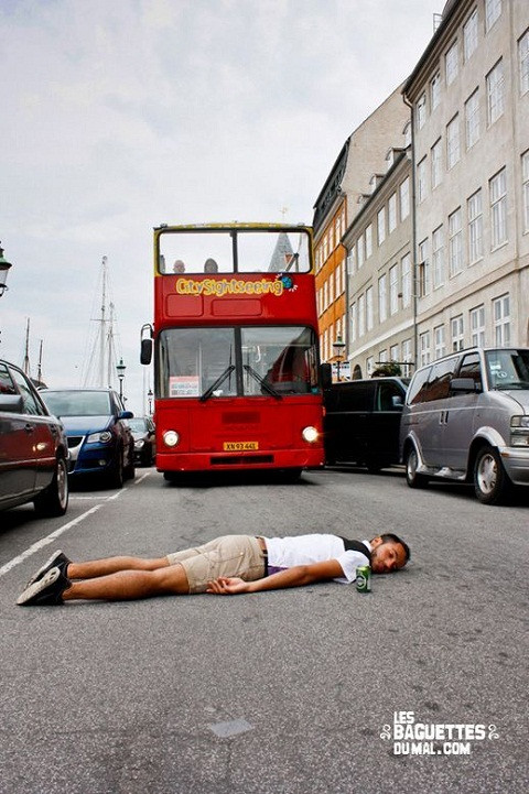 Hàng năm có rất những cái chết thương tâm và không đáng có chỉ vì những lí do hết sức ngớ ngẩn như bất cẩn khi ngồi trên ban công nên bị ngã chết, say xỉn, ngủ quên trên đường bị tai nạn giao thông, vô ý nên bị điện giật...