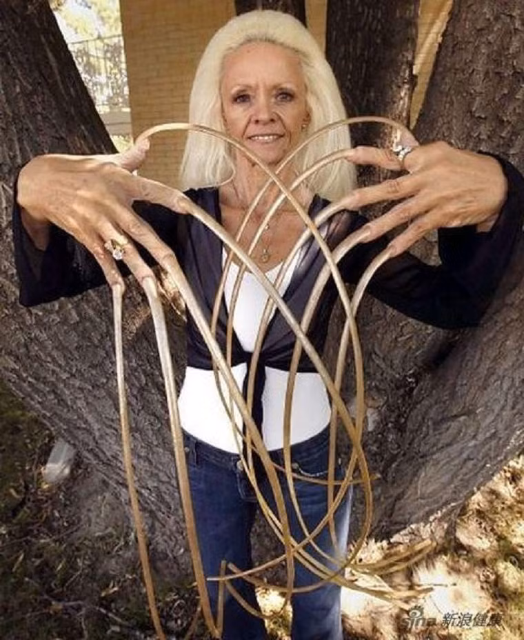 Và người phụ nữ với bộ móng tay có tổng chiều dài là 8,53 mét