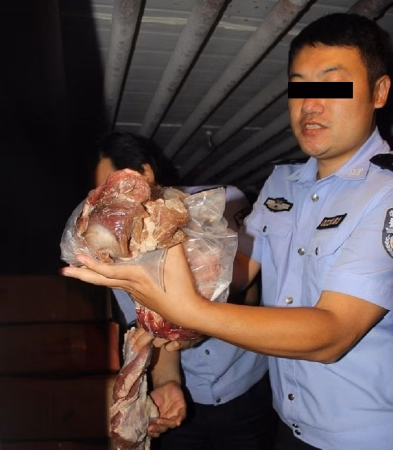 Những tảng thịt đã đổi màu, lên mốc, mùi hôi thối bọc trong nilon.