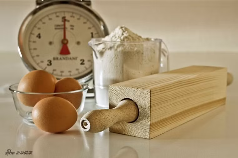 Cán bột bằng cái cán góc cạnh ???? dùng để nện bột thì đúng hơn