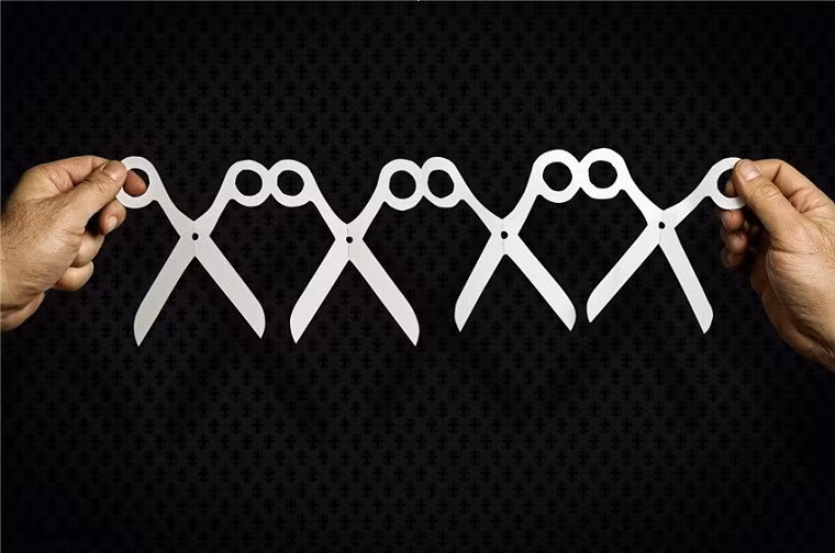 Dùng kéo cắt kéo giấy...