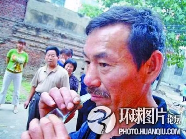 Hãi hùng người đàn ông ăn kính vỡ