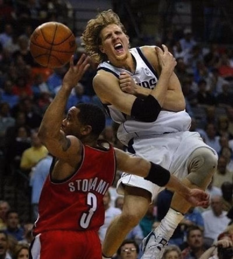 Xin đừng đập tay vào ngực tôi???