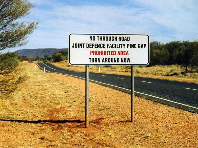 Pine Gap, Úc: Ẩn ở đâu đó trong vùng hẻo lánh của Úc là căn cứ quân sự hàng đầu do Chính phủ Hoa Kỳ điều hành. Nó được sử dụng để kiểm soát vệ tinh thu thập thông tin về các cuộc không kích trên toàn thế giới. Khu căn cứ này được bảo vệ rất nghiêm ngặt, người dân “không phận sự miễn vào”.
