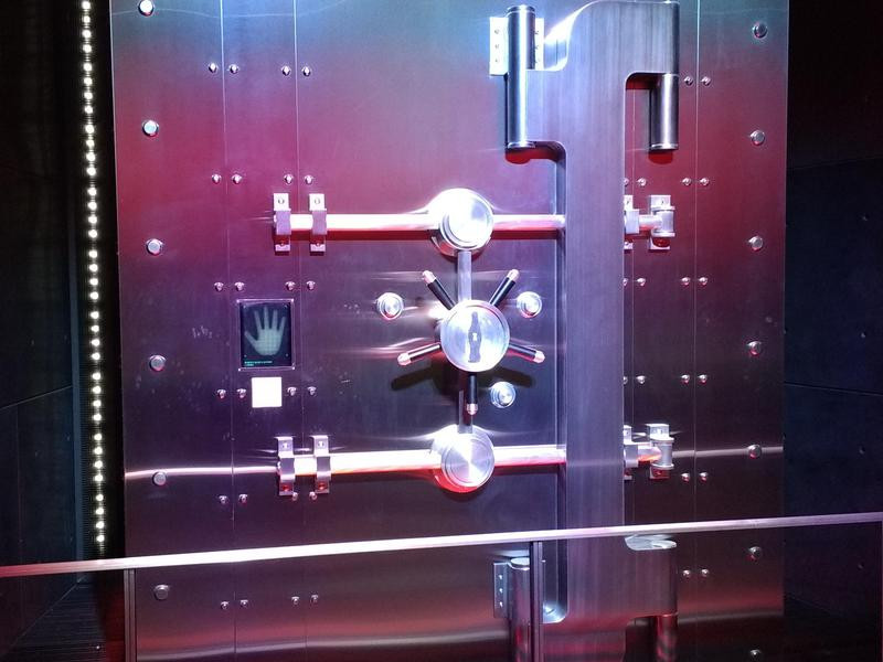 Hầm lưu trữ công thức Coca-Cola, Hoa Kỳ: Công thức bí ẩn của Coca được bảo vệ dưới một hầm an toàn ở Atlanta, Hoa Kỳ. Khu vực này luôn có sự giám sát 24/7, cùng với các nhân viên bảo vệ vũ trang, và cánh cửa chỉ có thể được mở thông qua hệ thống an ninh tối tân.