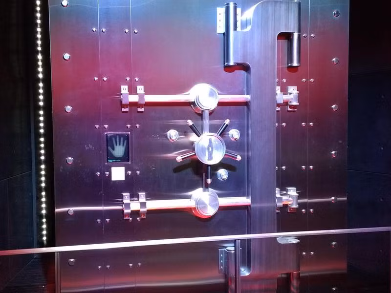 Hầm lưu trữ công thức Coca-Cola, Hoa Kỳ: Công thức bí ẩn của Coca được bảo vệ dưới một hầm an toàn ở Atlanta, Hoa Kỳ. Khu vực này luôn có sự giám sát 24/7, cùng với các nhân viên bảo vệ vũ trang, và cánh cửa chỉ có thể được mở thông qua hệ thống an ninh tối tân.