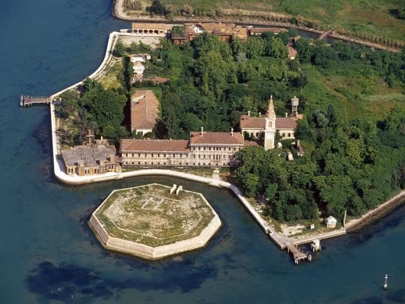 Đảo Poveglia, Italy: Poveglia là một hòn đảo nhỏ, có diện tích khoảng 6,8 ha, phía Bắc Italy. Được mệnh danh là hòn đảo "nhiều ma nhất thế giới", nơi đây có những khu chôn xác tập thể với nhiều bộ xương còn lại tới ngày nay. Khu vực này bị giới hạn đối với khách du lịch và người dân.