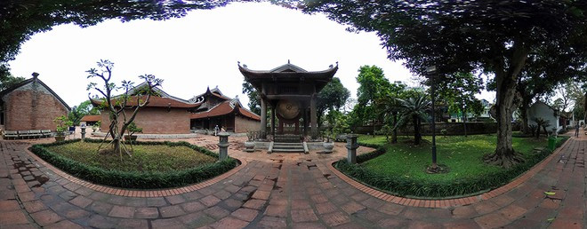 Theo lời mời của vua Trần Minh Tông, Chu Văn An nhận lời ra giúp nước. Ông từng giữ chức Tư Nghiệp (hiệu trưởng) Quốc Tử Giám. Về sau, do vua Trần Dụ Tông ăn chơi sa đọa, triều chính thối nát, ông treo mũ ở cửa Huyền Vũ về quê quy ẩn.