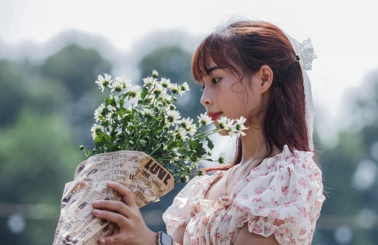 Nhiều người tạo dáng bên những đóa hoa cúc họa mi.