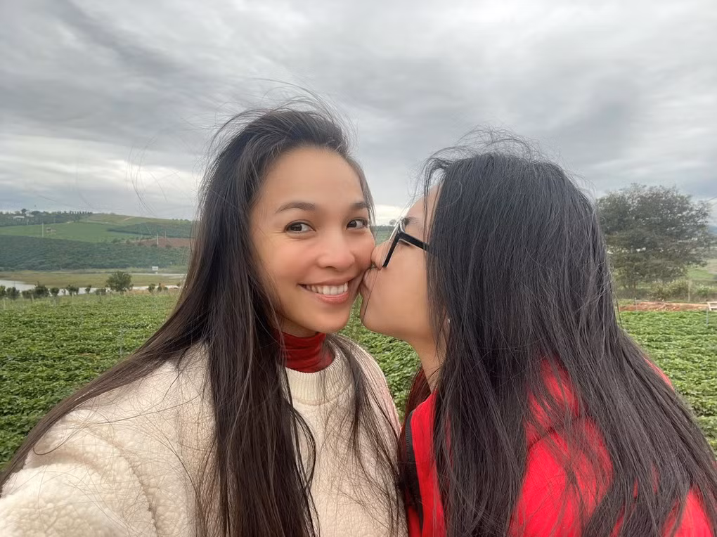 br/> Dù vậy, giọng ca "Nhật ký của mẹ" khẳng định chưa bao giờ hối hận khi chào đón con gái đến với thế giới này. Cô cũng cho rằng mang thai và sinh con ở tuổi 21 cũng không phải là quá sớm.