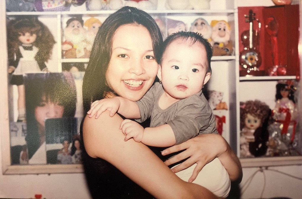 uy nhiên, chuyện tình cảm của nữ ca sĩ không mấy suôn sẻ. Khi Hiền Thục mang thai con gái đầu lòng cũng là lúc hôn nhân của cô đổ vỡ. Dù khi đó nữ ca sĩ mới 21 tuổi, nhưng cô không hề đắn đo mà quyết định một mình nuôi con.