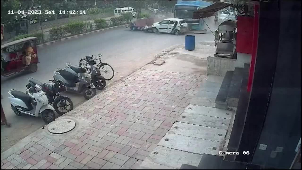 Xe buýt mất lái đâm liên hoàn khiến 2 người thương vong Xe buyt mat lai dam lien hoan khien 2 nguoi thuong vong