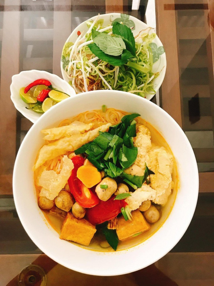 Vat chanh vao bun, pho khi nong co the gay mat vitamin C?