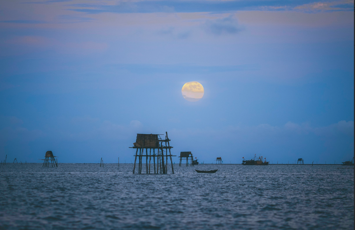 Đây là hình ảnh Siêu trăng Thợ săn xuất hiện trên biển Đồng Châu vào tháng mười vừa qua được anh Trần Công (tỉnh Thái Bình) ghi lại. Đây là siêu trăng lớn nhất trong năm.