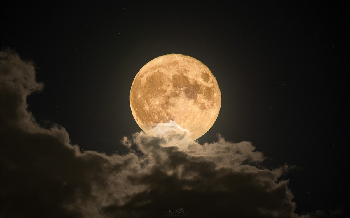  Siêu trăng thứ tư và cũng là cuối cùng của năm 2024 sẽ sáng nhất vào đêm nay, 15/11 có tên là Siêu trăng Hải ly. Theo Hội Thiên văn Hà Nội, Mặt Trăng sẽ nằm ở phía đối diện của Trái Đất so với Mặt Trời và vì vậy bề mặt của nó sẽ được chiếu sáng toàn diện. 