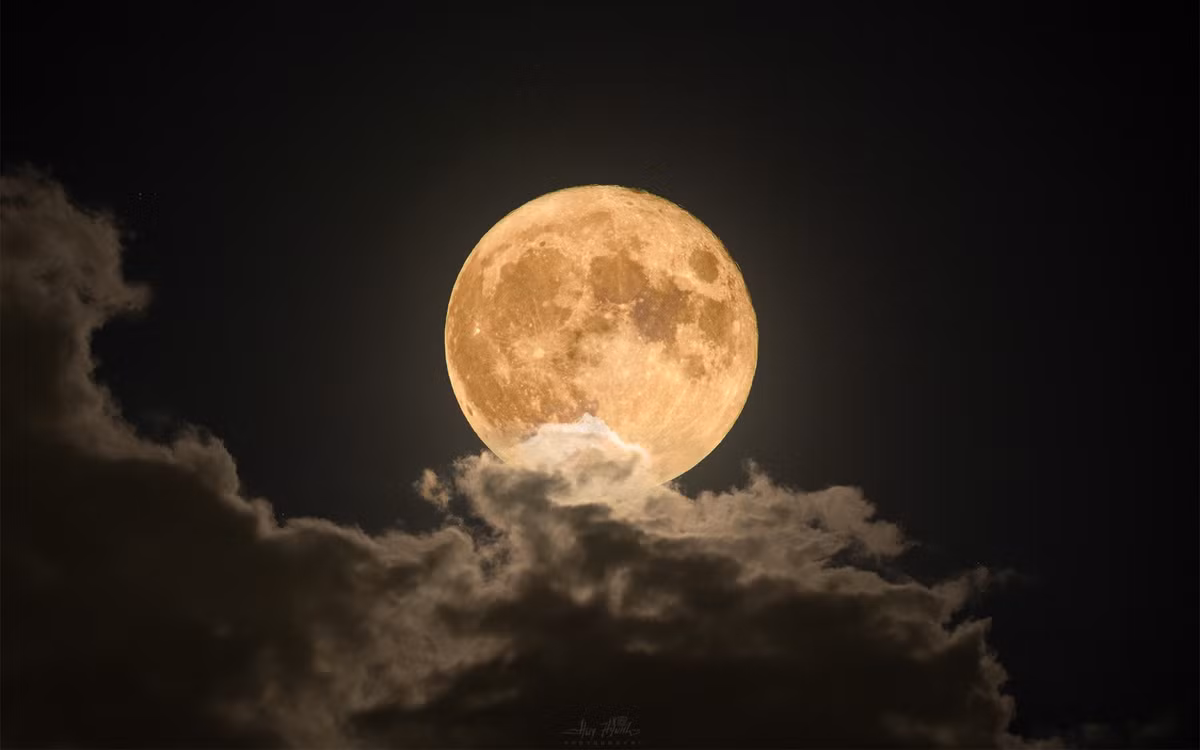  Siêu trăng thứ tư và cũng là cuối cùng của năm 2024 sẽ sáng nhất vào đêm nay, 15/11 có tên là Siêu trăng Hải ly. Theo Hội Thiên văn Hà Nội, Mặt Trăng sẽ nằm ở phía đối diện của Trái Đất so với Mặt Trời và vì vậy bề mặt của nó sẽ được chiếu sáng toàn diện. 