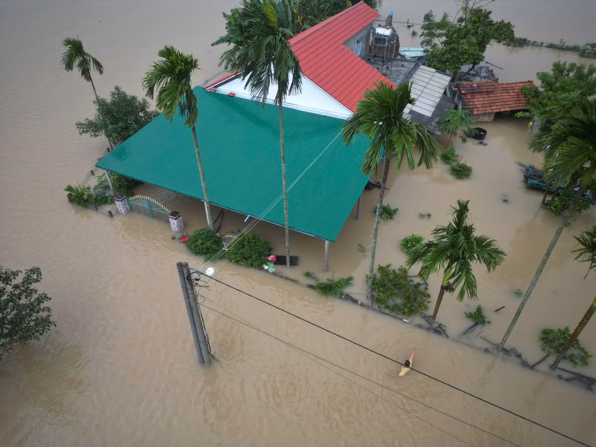 Song Tra Cau vuot bao dong 3, nguoi dan chay lu-Hinh-2