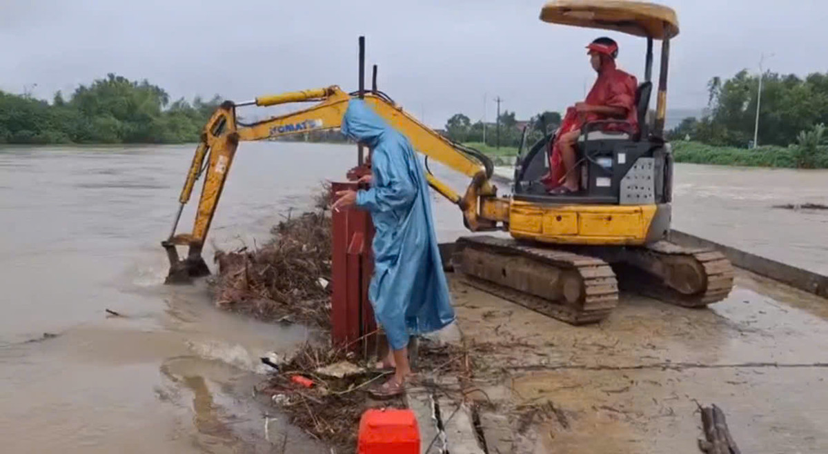 Chính quyền huy động phương tiện khơi thông các điểm nghẽn do cây cối bị cuốn trôi làm tắc nghẽn giúp cho nước nhanh chóng rút đi.