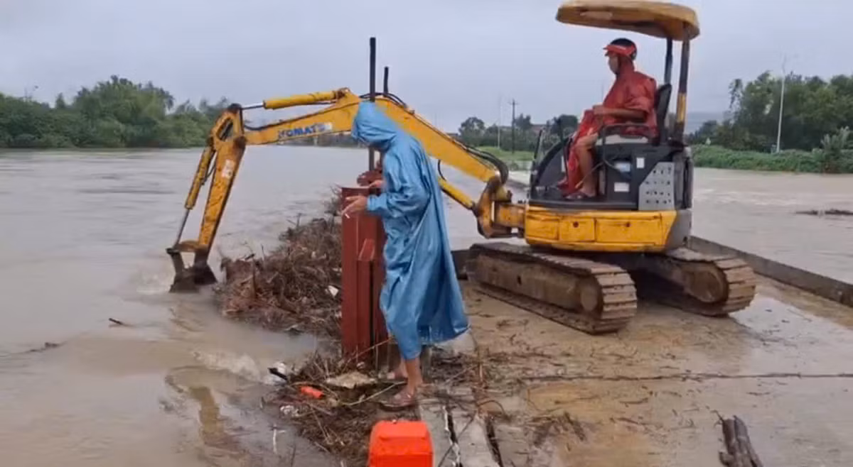 Song Tra Cau vuot bao dong 3, nguoi dan chay lu-Hinh-8
