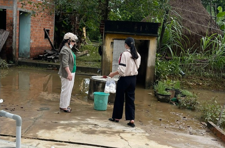 Nước xuống, người dân lần lượt quay trở lại tranh thủ dọn dẹp. Các loại thuốc men, hóa chất khử độc, lọc giếng nước cũng được cấp phát đến từng nhà dân để phòng chống các bệnh do nhiễm trùng.