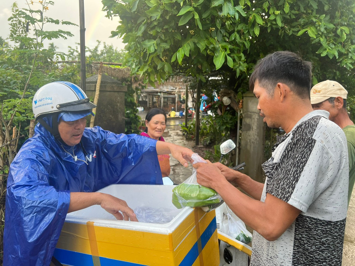 Công tác hỗ trợ thực phẩm, nước uống cho người dân cũng được chính quyền triển khai nhanh chóng. Mưa lớn vẫn tiếp tục, nước lũ đạt đỉnh và rút dần vào cuối ngày 25/11.