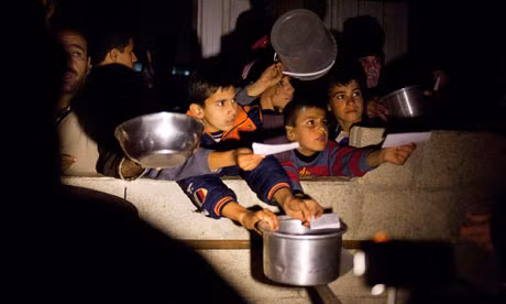 Các nhà hoạt động bình luận, việc ăn thịt con sư tử bị bệnh là bằng chứng mới nhất chứng tỏ tình trạng thiếu lương thực trầm trọng ở Syria, đất nước bị xung đột, chiến tranh tàn phá đến kiệt quệ.