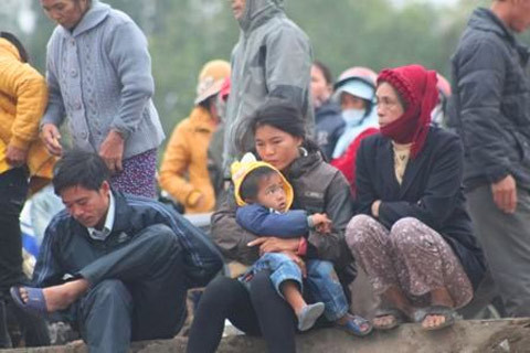 Giây phút ngóng chờ 2 ngư dân sống sót trở về.