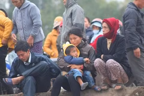 Giây phút ngóng chờ 2 ngư dân sống sót trở về.