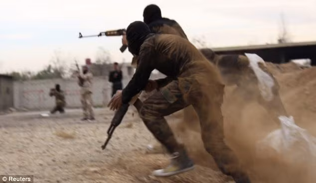 Trong khi đó, những khu vực là điểm nóng, bị mắc kẹt trong các cuộc đụng độ giữa quân nổi dậy và lực lượng chính phủ cũng như nhiều khu vực nông thôn, nạn đói đang xấu đi đáng kể trong những tháng gần đây.