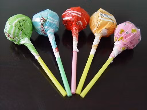 Kẹo mút. Rất nhiều bé vừa ngậm kẹo mút, vừa chạy nhảy nô đùa, rất nguy hiểm vì cáique nhựa có thể trượt bất cứ lúc nào và đâm vào thịt thậm chí đâm vào họng.