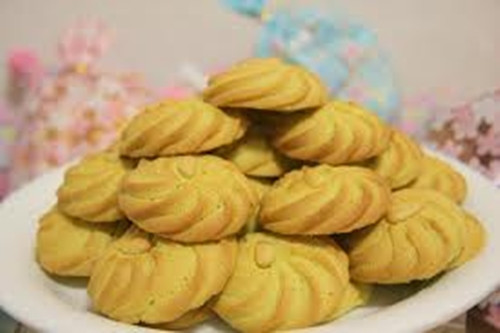 Bánh quy. Bánh quy mềm có thể tan chảy trong miệng bé và cũng khiến bé dễ nghẹn, sặc. Bạn chỉ nên cho bé nếm từng chút một. Khi ăn, cần khuyến khích bé uống thêm nước để hòa tan lượng bột trong cuống họng nhỏ xíu của bé.