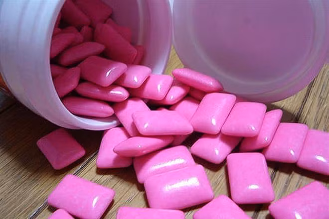 Kẹo cao su hoặc kẹo cứng. Không nên cho bé ăn kẹo cao su hay kẹo cứng. Bé có thể bị nghẹn kẹo khi cười, khi thở hoặc khi cố gắng nuốt toàn bộ.