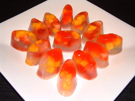 Món thạch. Thạch vốn trơn mềm nên đây còn là nguyên nhân khiến nhiều trẻ tử vong do bị hóc,nghẹn thạch. Thạch mềm nên khi trôi xuống đường thở rất dễ thay đổi hình dáng,bám chặt lấy đường thở nên có thể khiến bệnh nhân tử vong ngay lập tức.