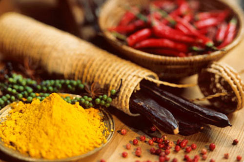 Kiêng cho bé ăn các gia vị cay nóng khi bị đau mắt đỏ. Theo đông y, đau mắt đỏ do can phong nhiệt. Vì vậy người bênh nên kiêng các gia vị cay, nóng như: tiêu, ớt, tỏi, hành tây,...Những gia vị này sẽ gây cảm giác nóng cho mắt hoặc tình trạng đỏ hơn.