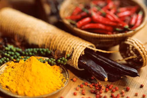 Kiêng cho bé ăn các gia vị cay nóng khi bị đau mắt đỏ. Theo đông y, đau mắt đỏ do can phong nhiệt. Vì vậy người bênh nên kiêng các gia vị cay, nóng như: tiêu, ớt, tỏi, hành tây,...Những gia vị này sẽ gây cảm giác nóng cho mắt hoặc tình trạng đỏ hơn.