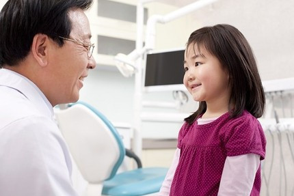 Khi thấy bệnh nặng hơn, mắt mờ đi, mẹ cần đưa bé tới ngay bệnh viện để được bác sĩ thăm khám. Nếu bệnh không kịp thời được điều trị, chăm sóc cẩn thận, người bệnh sẽ bị giảm thị lực, gây sẹo.