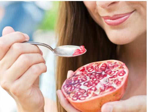 Lựu. Đây là một siêu thực phẩm dành cho những ai muốn giảm cân. Lượng vitamin C cực dồi dào có trong lựu chính là bí quyết bởi nhiều chương trình nghiên cứu đã chứng minh vitamin C có thể giúp bạn đốt cháy chất béo một cách hiệu quả.