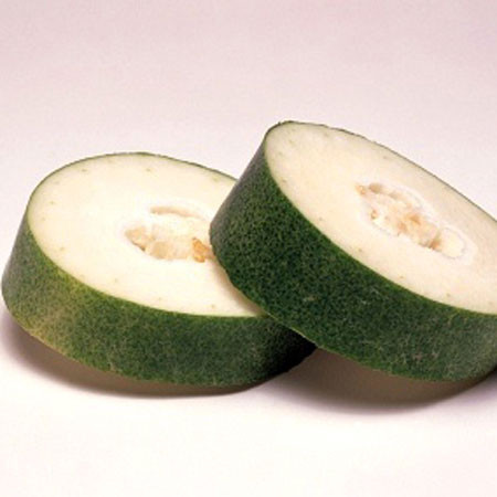 Chống nhăn da. Xay bí đao nhuyễn và trộn thêm mật ong đắp mặt giúp làm căng và sáng da một cách tự nhiên. Cách này thực hiện 2 lần một tuần còn giúp giảm tàn nhang trên da.