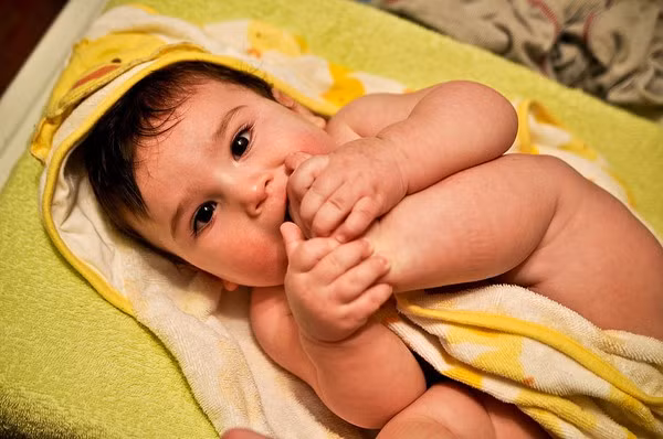 Cho bé ăn trước khi bé trở nên quá đói và gào khóc, vì việc la khóc khiến bé nuốt nhiều khí hơn và bị đầy hơi.