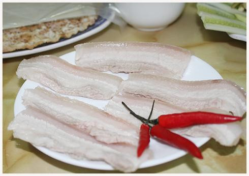 Mỡ động vật: Mỡ động vật chứa nhiều chất béo no, không những không tốt cho mắt khi sử dụng nhiều mà còn không tốt cho tim, não, máu hay qúa trình chuyển hóa, cho nên bạn nên sử dụng dầu mỡ thực vật nhiều hơn.